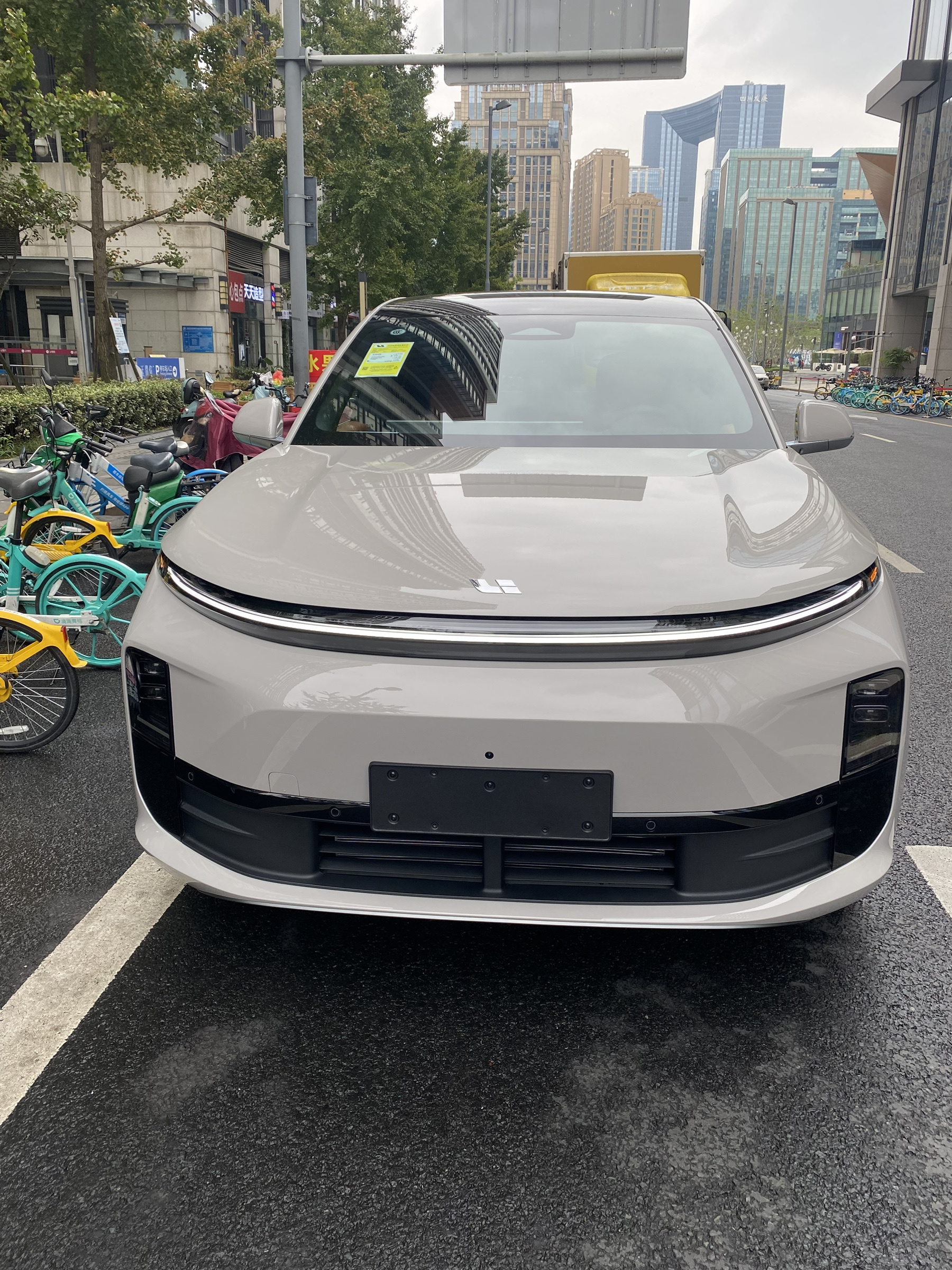 尊龙网站 MEGA 高压纯电 MPV
